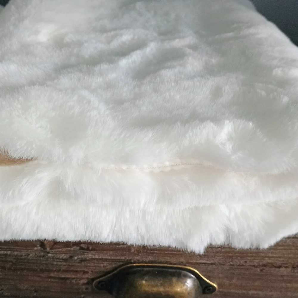Christmas Winter Super Soft Faux Fur Cream Table Runner & Cone Tree